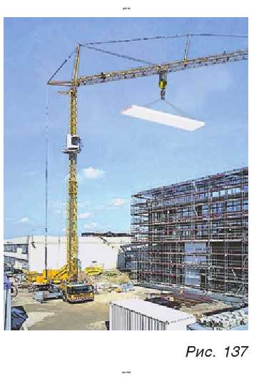 Рис. 137. Подъемный кран равномерно поднимает плиту